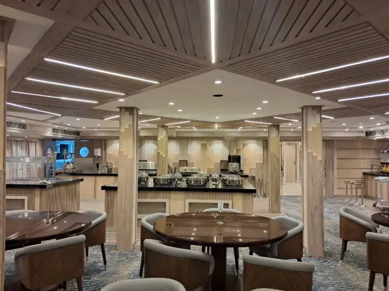 Lounge Akhenatón M/S Ti Yi — bar panorámico con vistas al Nilo | Crucero Nilo 2026 Egypt For Travel